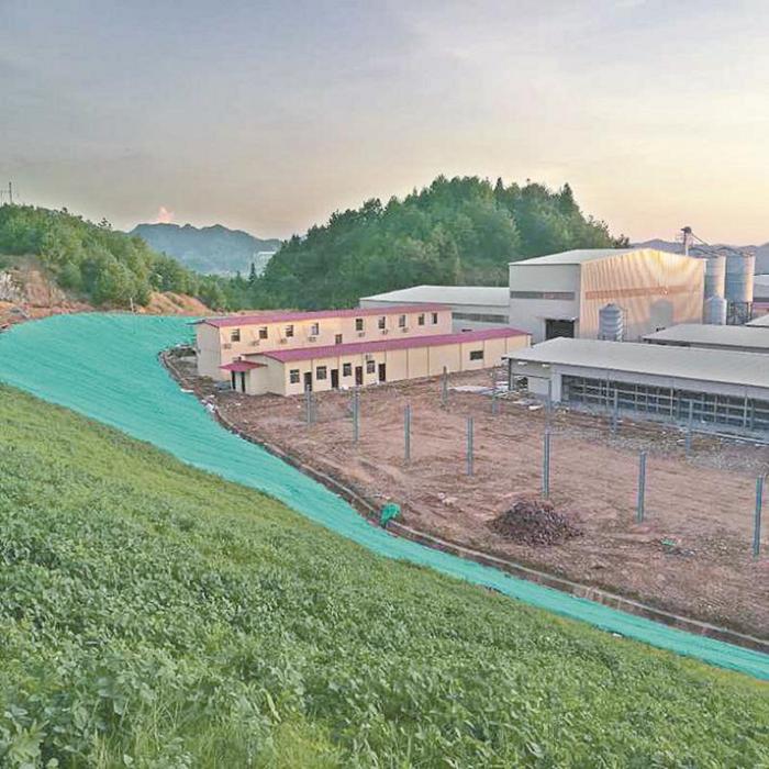 治理好的废弃矿山实行产业转化，引进蛋鸡项目，促进农民增收。.JPG